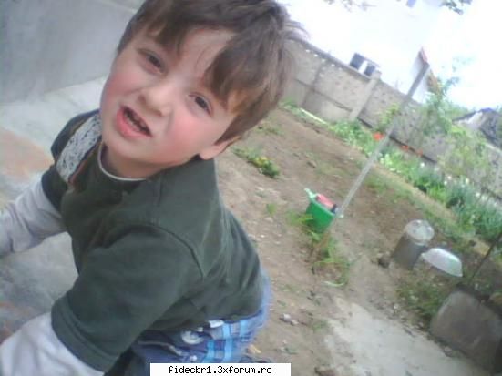 hai sa incep eu ..  o poza cu fratimiu ... fac crima pt el :d poze