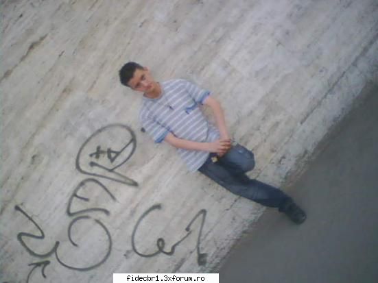 eu .. frumos .. stilat .. versat .. talentat .. eh dastea obisnuite  :rolleyes:  mor fetele dupa