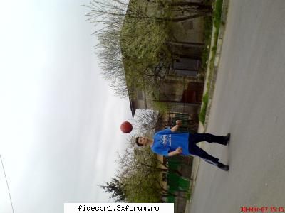 eu eu !! tanar , stilat versat ... modest al draq de frumos ...  :razz:  radu 18 / b / bucuresti ...